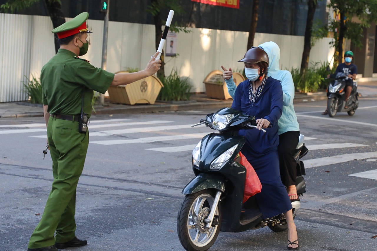 16 mức xử phạt vi phạm phòng chống dịch tại Hà Nội: Ra ngoài không cần thiết, vứt khẩu trang nơi công cộng bị phạt bao nhiêu? 1 16 mức xử phạt vi phạm phòng chống dịch tại Hà Nội: Ra ngoài không cần thiết, vứt khẩu trang nơi công cộng bị phạt bao nhiêu? 1