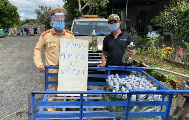Thấy người dân chật vật giữa đường vì xe hỏng, đội CSTT có hành động được dân tình 'thả tim' rần rần 2 Thấy người dân chật vật giữa đường vì xe hỏng, đội CSTT có hành động được dân tình 'thả tim' rần rần 2