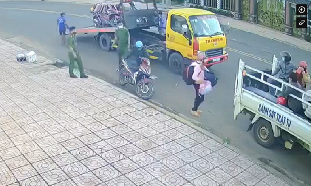 Thấy người dân chật vật giữa đường vì xe hỏng, đội CSTT có hành động được dân tình 'thả tim' rần rần 1 Thấy người dân chật vật giữa đường vì xe hỏng, đội CSTT có hành động được dân tình 'thả tim' rần rần 1