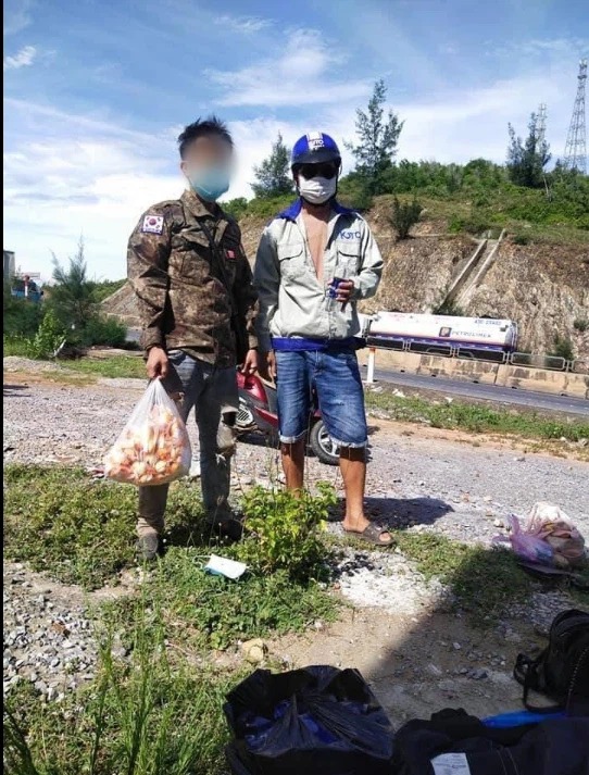 Anh thợ hồ mua đồ ăn tặng đoàn người. Anh thợ hồ mua đồ ăn tặng đoàn người.
