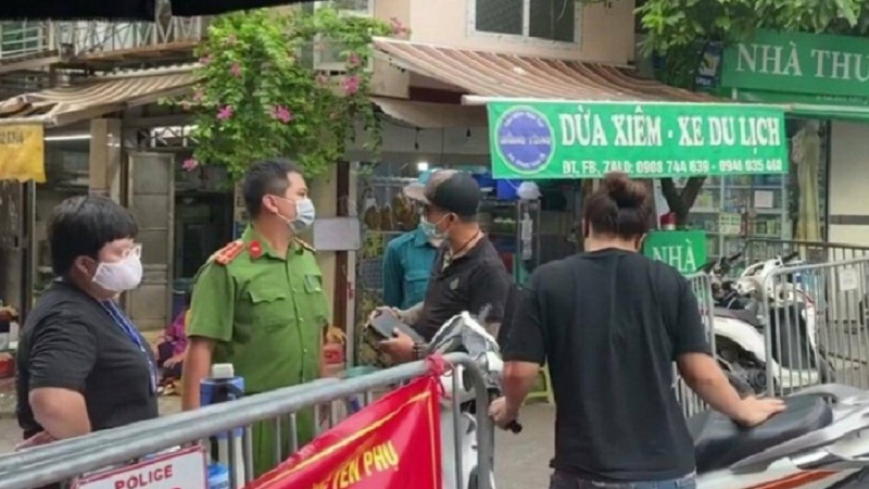 Vụ vợ chồng làm loạn chốt kiểm dịch tại chợ Yên Phụ: Phạt kịch khung, chuyển hồ sơ lên công an quận 1 Vụ vợ chồng làm loạn chốt kiểm dịch tại chợ Yên Phụ: Phạt kịch khung, chuyển hồ sơ lên công an quận 1