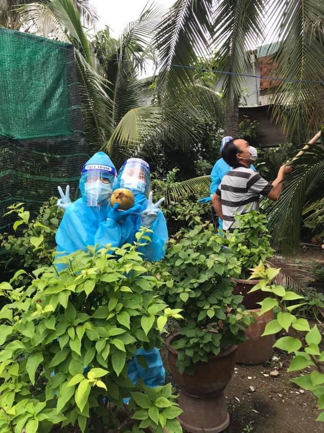 Thay vì xua đuổi như người đàn ông bữa trước, chủ nhà này đã có hành động khiến tất cả đội lấy mẫu Covid-19 cảm thấy ấm lòng. Ảnh: FB Thay vì xua đuổi như người đàn ông bữa trước, chủ nhà này đã có hành động khiến tất cả đội lấy mẫu Covid-19 cảm thấy ấm lòng. Ảnh: FB