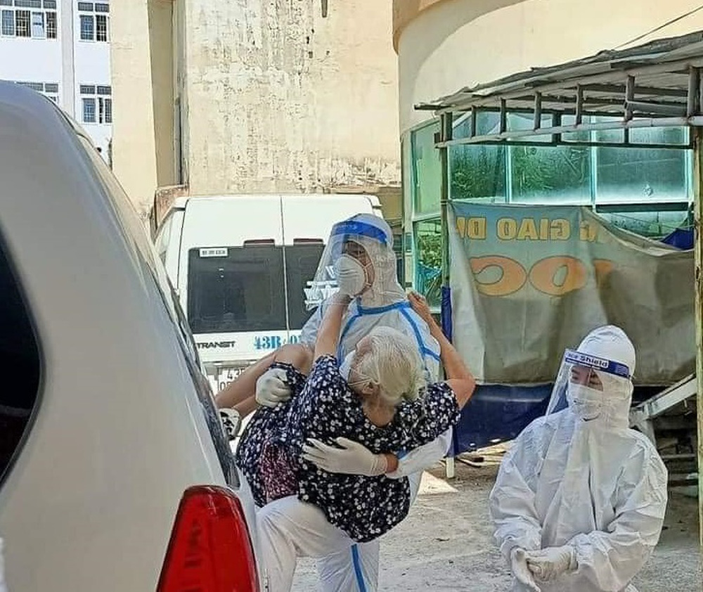 Bức ảnh này có năng lượng yêu thương cực lớn giữa tâm dịch. Ảnh: Tống Khiêm