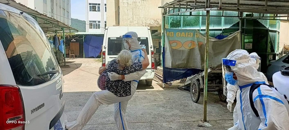 Hình ảnh đẹp đẽ này xuất phát từ trái tim của người lính, và đã chạm đến trái tim của nhân dân. Ảnh: Tống Khiêm