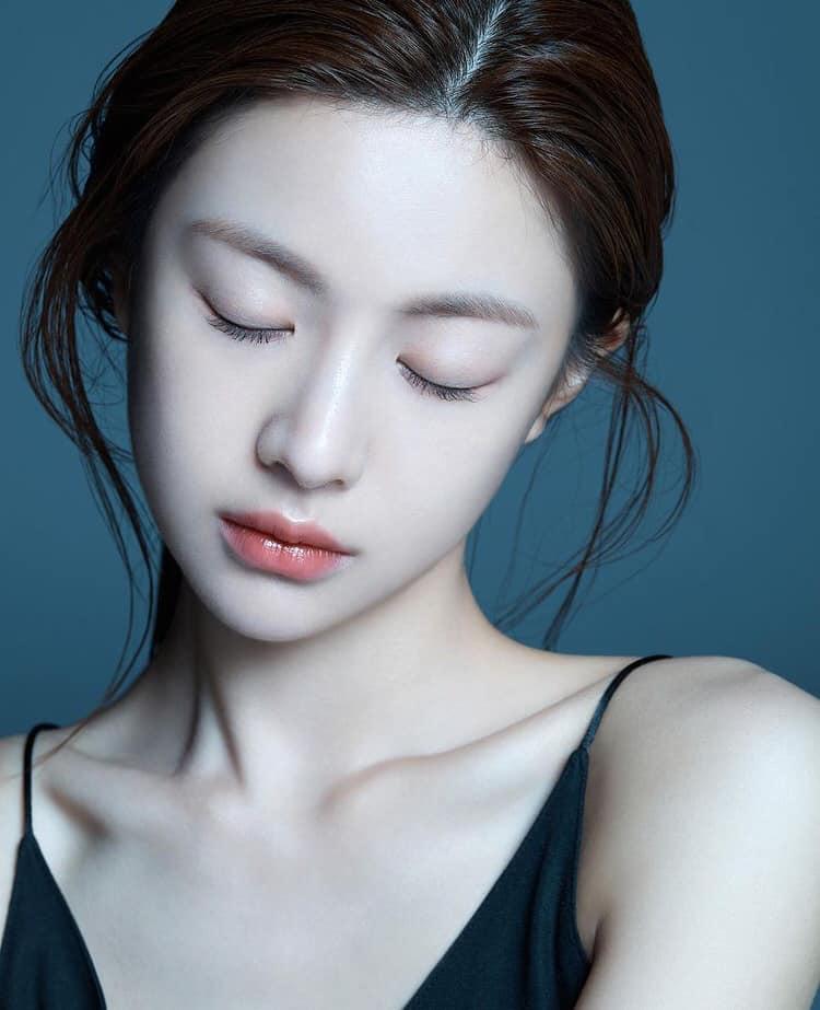 Nhan sắc của mỹ nhân 9X được so sánh ngang ngửa với Yoona, Kim Tae Hee... Nhan sắc của mỹ nhân 9X được so sánh ngang ngửa với Yoona, Kim Tae Hee...
