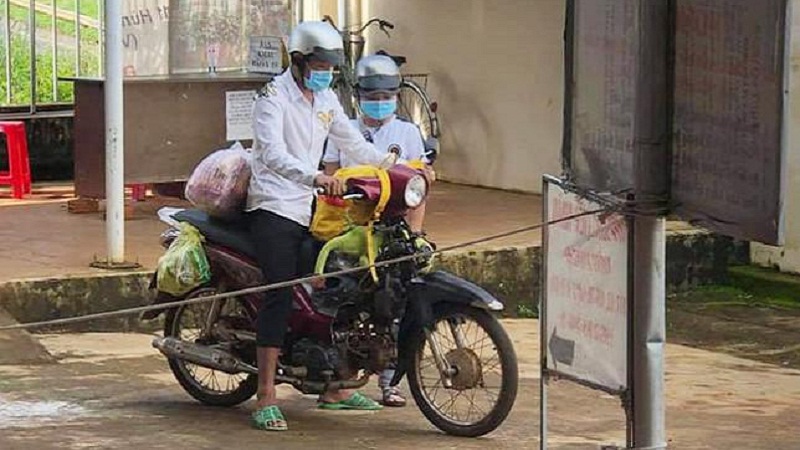 Nhờ có chiếc xe máy được các nhà hảo tâm mua tặng, 2 công nhân nghèo sẽ đỡ vất vả hơn trên hành trình về quê. Ảnh: FB Nhờ có chiếc xe máy được các nhà hảo tâm mua tặng, 2 công nhân nghèo sẽ đỡ vất vả hơn trên hành trình về quê. Ảnh: FB