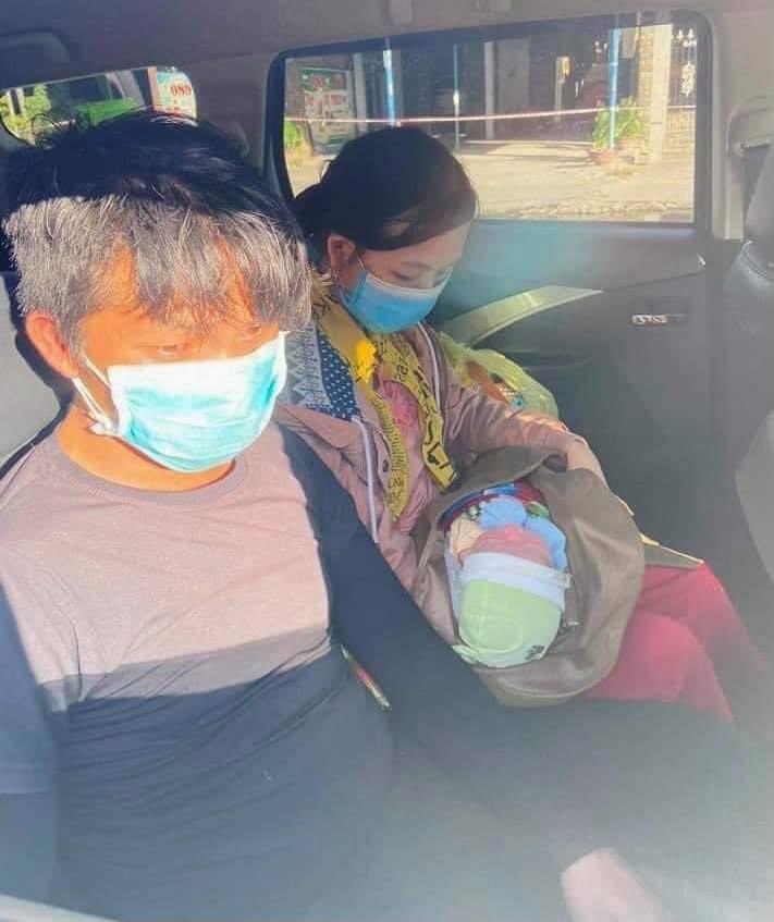 2 vợ chồng anh Xò được đưa lên ô tô để tiếp tục hành trình. 2 vợ chồng anh Xò được đưa lên ô tô để tiếp tục hành trình.