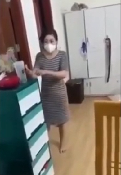 Không chịu đi cách ly, chị gái đứng cãi tay đôi với công an: 'Tôi là F1, đâu phải tội phạm' Không chịu đi cách ly, chị gái đứng cãi tay đôi với công an: 'Tôi là F1, đâu phải tội phạm'