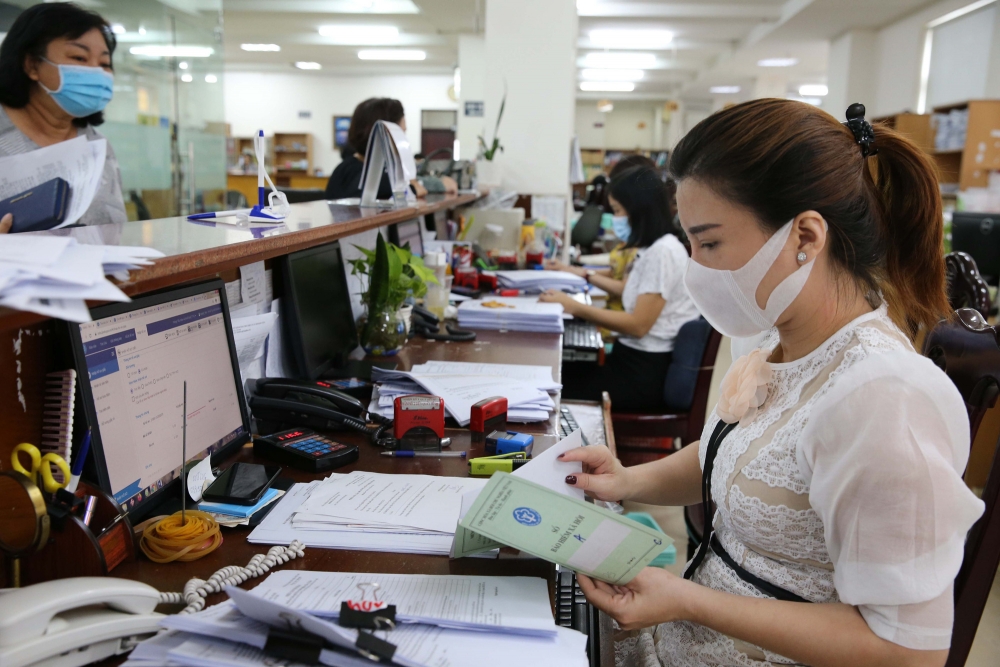 Những chính sách hiệu lực từ tháng 8: Bỏ loạt chứng chỉ với công chức, áp dụng khung giá nước sinh hoạt mới 1 Những chính sách hiệu lực từ tháng 8: Bỏ loạt chứng chỉ với công chức, áp dụng khung giá nước sinh hoạt mới 1