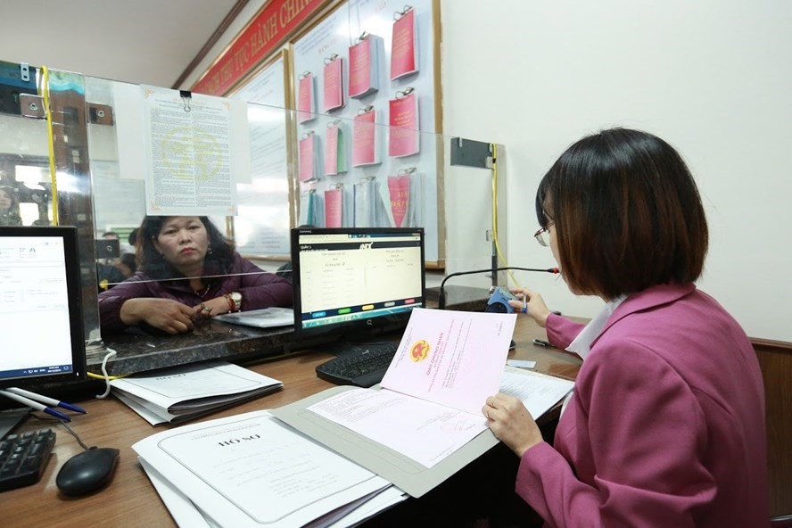 Những chính sách hiệu lực từ tháng 8: Bỏ loạt chứng chỉ với công chức, áp dụng khung giá nước sinh hoạt mới 4 Những chính sách hiệu lực từ tháng 8: Bỏ loạt chứng chỉ với công chức, áp dụng khung giá nước sinh hoạt mới 4