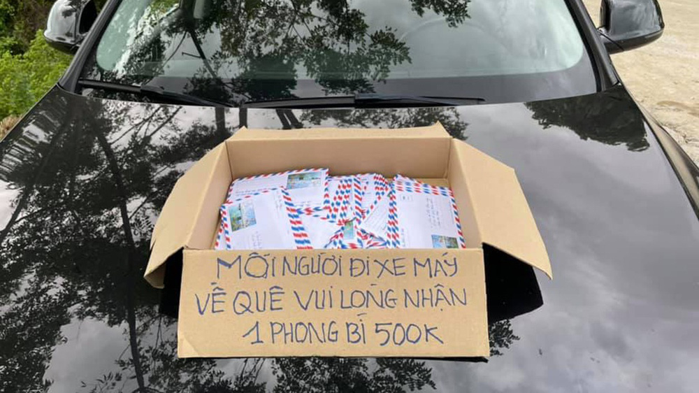 Xúc động hình ảnh người phụ nữ đợi từ đêm đến sáng để tặng người dân về quê tránh dịch mỗi người 500k 3 Xúc động hình ảnh người phụ nữ đợi từ đêm đến sáng để tặng người dân về quê tránh dịch mỗi người 500k 3