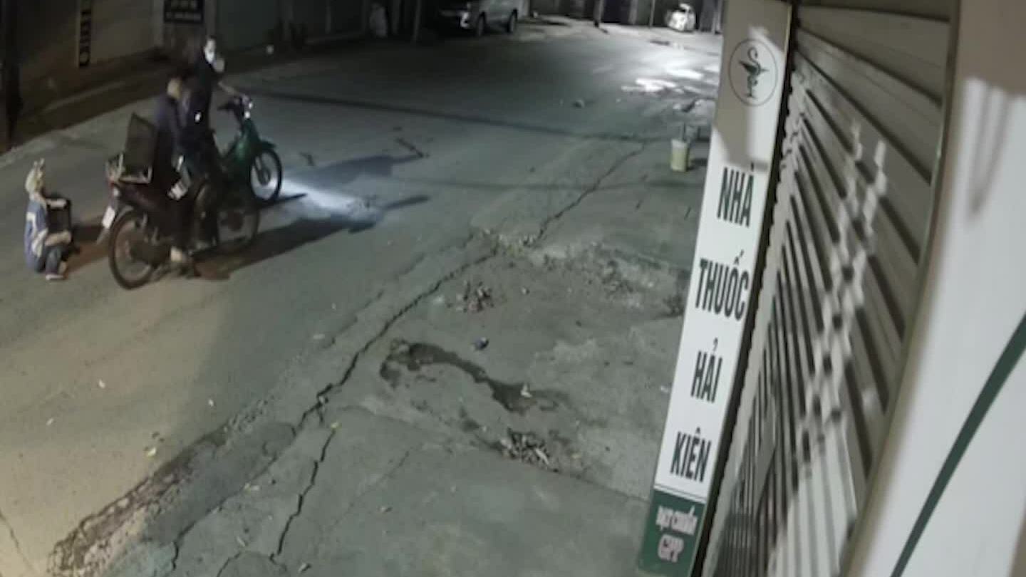 Giây phút của nữ công nhân khi bị trấn lột xe máy trong đêm đi làm. Ảnh cắt clip