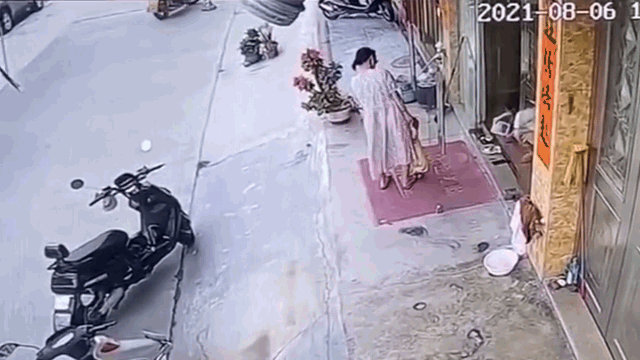 Đứng xem nướng mực, người phụ nữ và đứa trẻ suýt biến thành ngọn đuốc