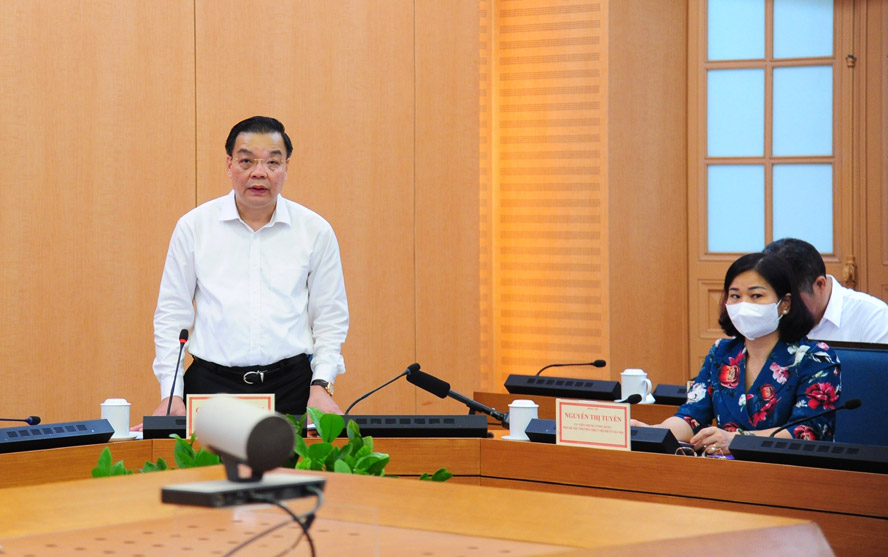 Chủ tịch UBND thành phố Hà Nội Chu Ngọc Anh trình bày báo cáo tại buổi làm việc.