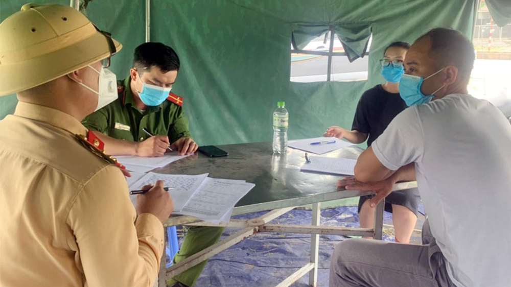 Công an TP. Sông Công lập biên bản về hành vi trốn khai báo y tế của chị N.T.T. Ảnh: Báo Thái Nguyên