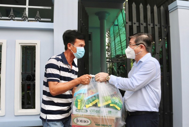 Chủ tịch UBND TP.HCM Nguyễn Thành Phong tặng quà cho người dân gặp khó khăn ở huyện Nhà Bè. Ảnh: PLO Chủ tịch UBND TP.HCM Nguyễn Thành Phong tặng quà cho người dân gặp khó khăn ở huyện Nhà Bè. Ảnh: PLO