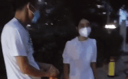 Đi lấy hàng nhưng không sát khuẩn tay, cô gái bao biện vì: 'Ghét cái thái độ'