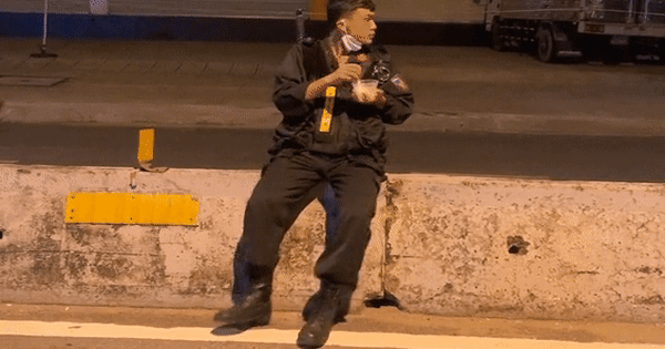 Bữa ăn khuya giữa đường của chiến sĩ cảnh sát cơ động ăn khiến nhiều người xót xa