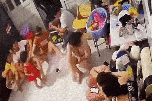 Điện thoại đang để trên đùi bỗng dưng bốc cháy, cả nhà sợ hãi bỏ chạy