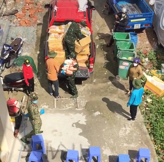 Dàn fan nữ thì thụt hóng các anh bộ đội đi giao đồ ăn còn hơn cả phim Hậu duệ mặt trời