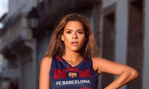 Người đẹp gốc Brazil quan tâm đặc biệt đến chiếc khăn giấy đã qua sử dụng.