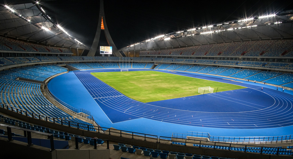 Mặt sân cỏ của sân bóng đá có sức chứa 75.000 khán giả có thể rút xuống còn 60 ngàn hay 65 ngàn tùy thích nhờ hệ thống ghế ngồi tầng dưới cùng (gần mặt sân) có thể di động, kéo ra kéo vào.