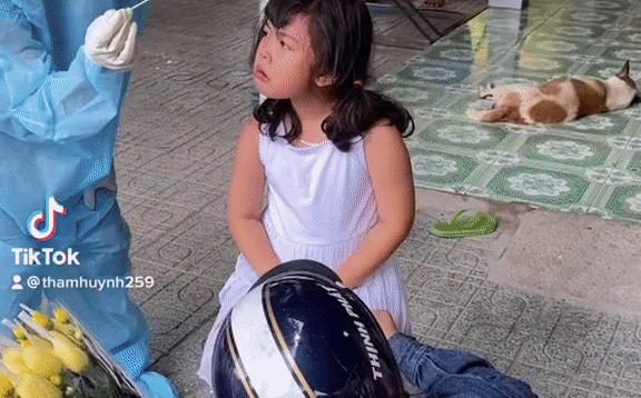 Phì cười với biểu cảm có 1-0-2 của bé gái khi được lấy mẫu xét nghiệm Covid-19