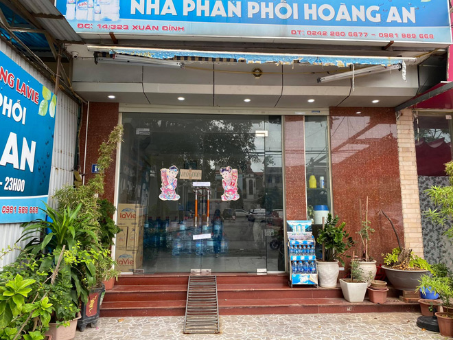 Hiện cơ quan công an đã tạm giữ bố đẻ nạn nhân để điều tra. Người mẹ liên tục bị ngất vì đón nhận tin dữ nên đã được đưa vào viện để chăm sóc. Ảnh: DV Hiện cơ quan công an đã tạm giữ bố đẻ nạn nhân để điều tra. Người mẹ liên tục bị ngất vì đón nhận tin dữ nên đã được đưa vào viện để chăm sóc. Ảnh: DV