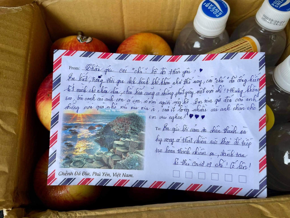 Trong hộp quà, chỉ có vài loại trái cây tươi, vài chai nước suối kèm một bức thư. Phía bên ngoài ghi những dòng chữ nắn nót với tựa đề: 