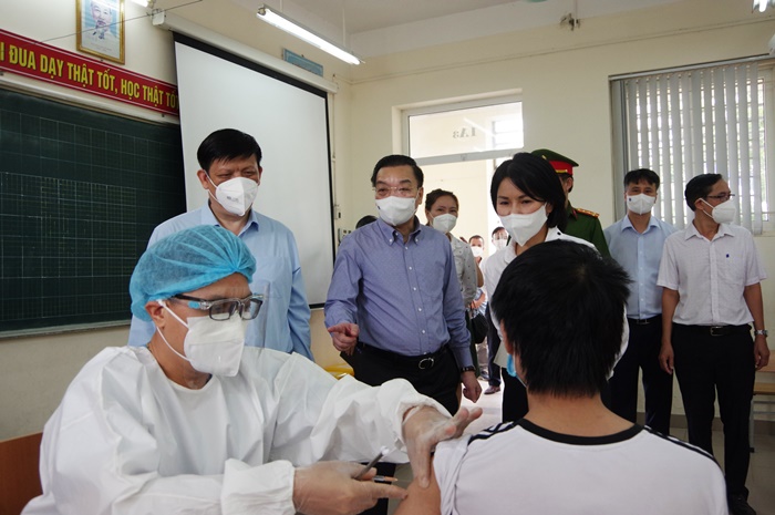 Chủ tịch UBND TP Hà Nội Chu Ngọc Anh kiểm tra công tác tiêm vắc xin tại quận Đống Đa Chủ tịch UBND TP Hà Nội Chu Ngọc Anh kiểm tra công tác tiêm vắc xin tại quận Đống Đa