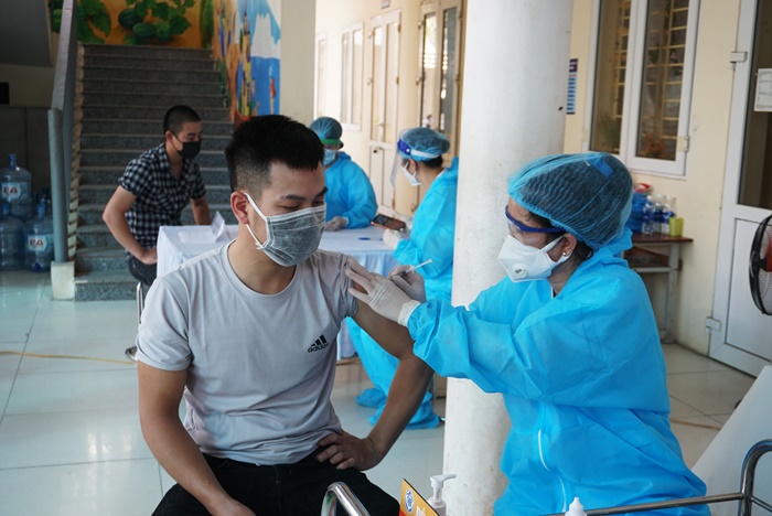 Người dân được tiêm vắc xin phòng Covid-19 Người dân được tiêm vắc xin phòng Covid-19