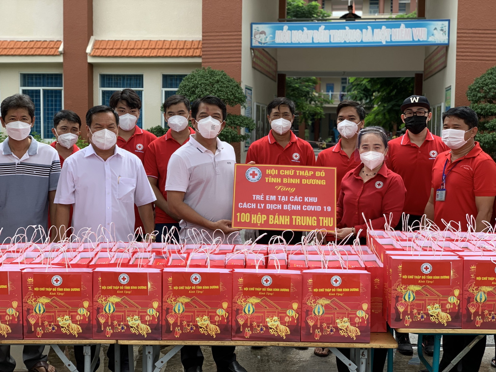 Chia sẻ với báo Thanh niên, ông Nguyễn Hồng Chương, Giám đốc Sở Y tế tỉnh Bình Dương cũng xác nhận có nhiều trường hợp F0 không chịu xuất viện vì trong khu cách ly được đảm bảo điều kiện ăn uống, sinh hoạt quá... đầy đủ. Ảnh: Báo Bình Dương Chia sẻ với báo Thanh niên, ông Nguyễn Hồng Chương, Giám đốc Sở Y tế tỉnh Bình Dương cũng xác nhận có nhiều trường hợp F0 không chịu xuất viện vì trong khu cách ly được đảm bảo điều kiện ăn uống, sinh hoạt quá... đầy đủ. Ảnh: Báo Bình Dương