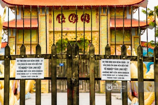 Do tình hình hình dịch bệnh nên đền thờ 100 tỷ của NS Hoài Linh đã rào chắn kỹ và miễn tiếp khách từ tháng 6/2021 đến nay. Ảnh: Kenh14.vn