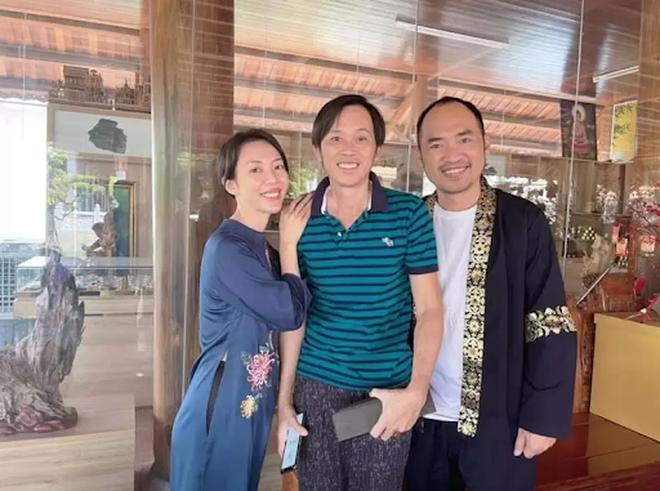 Là đàn em thân thiết với Hoài Linh, vợ chồng Thu Trang - Tiến Luật luôn có mặt ở đền thờ Tổ vào những dịp quan trọng.