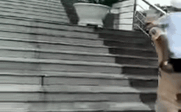 Thấy người đàn ông di chuyển khó khăn ở điểm tiêm vaccine, chiến sĩ CSGT có hành động gây chú ý 