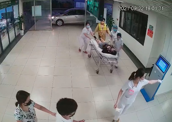 Nữ tài xế lên cơn khó thở trên cao tốc may mắn được CSGT đưa đi cấp cứu kịp thời 1 Nữ tài xế lên cơn khó thở trên cao tốc may mắn được CSGT đưa đi cấp cứu kịp thời 1