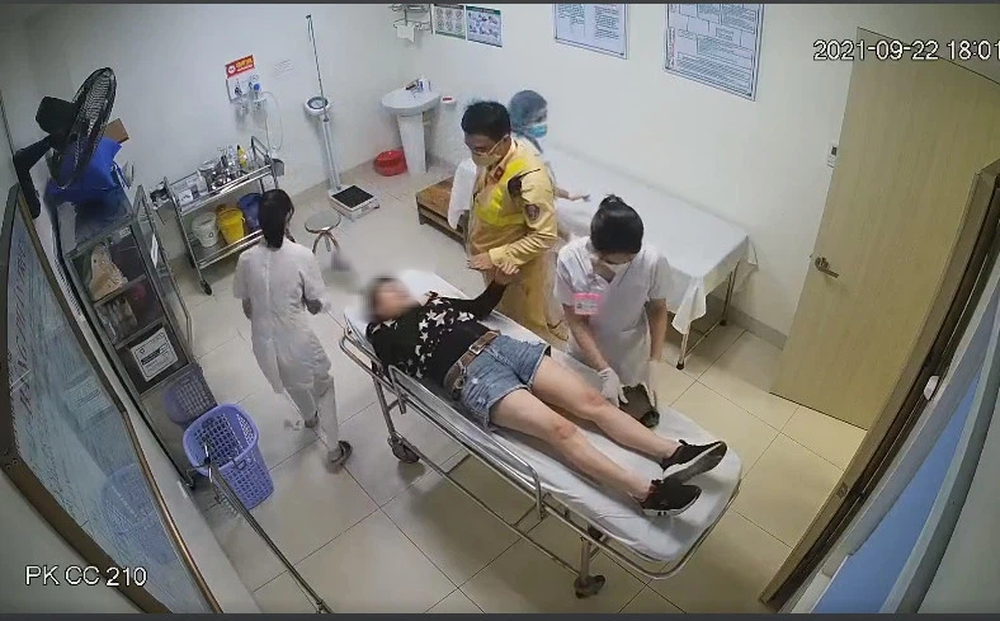 Nữ tài xế lên cơn khó thở trên cao tốc may mắn được CSGT đưa đi cấp cứu kịp thời 2 Nữ tài xế lên cơn khó thở trên cao tốc may mắn được CSGT đưa đi cấp cứu kịp thời 2