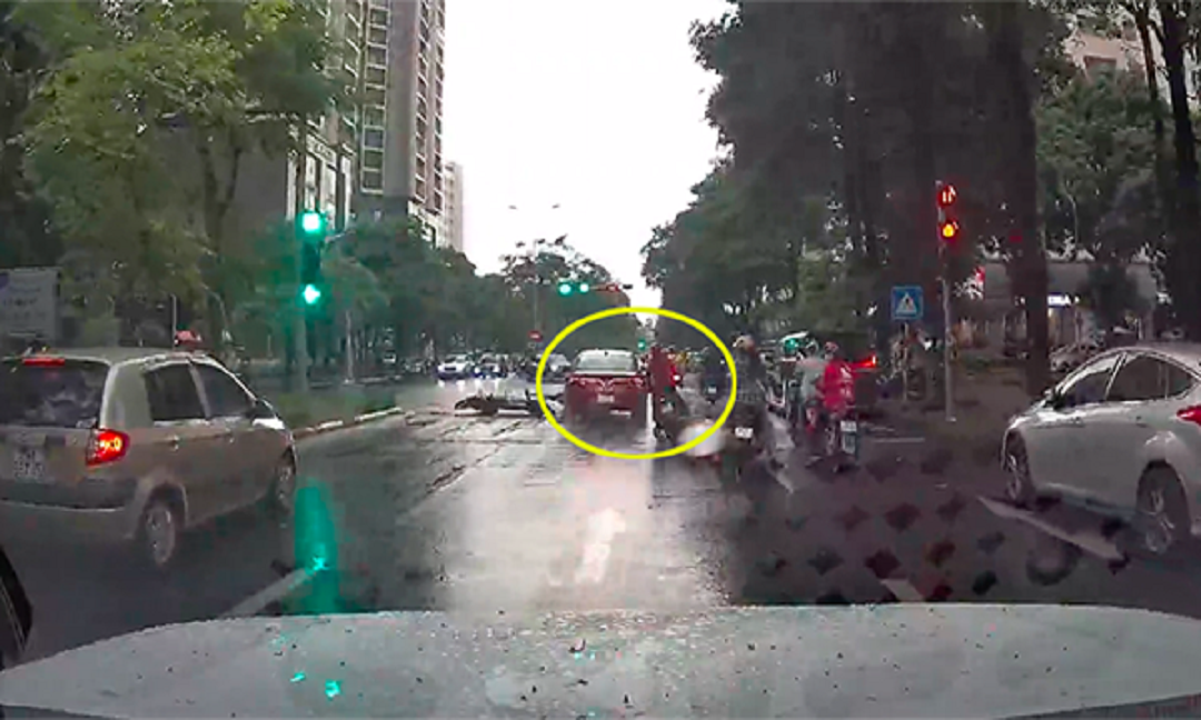 'Ma men' lái ô tô tông liên hoàn 4 xe máy đang chờ đèn đỏ ở Hà Nội.