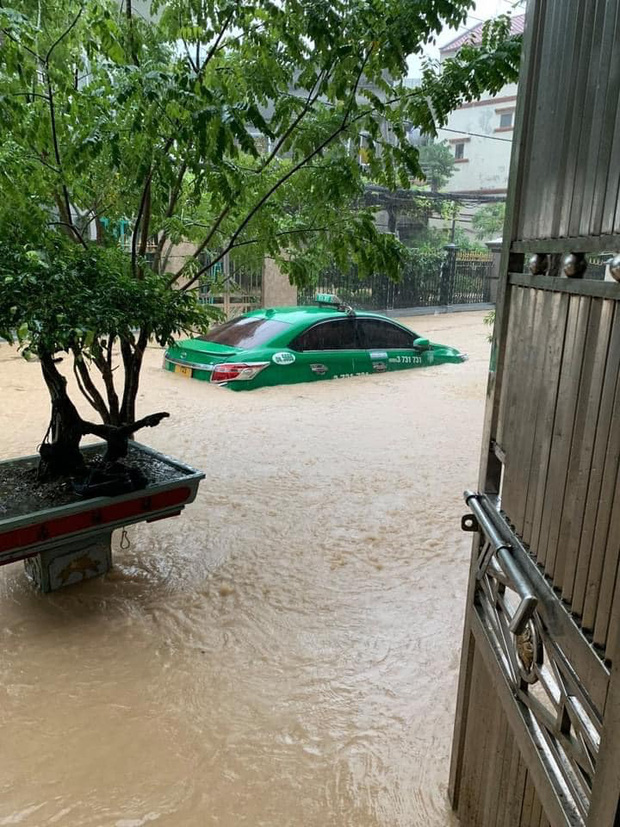 Quảng Ninh: Mưa lớn khiến nhiều tuyến đường ngập úng, quân đội phải điều xe đón học sinh 6 Quảng Ninh: Mưa lớn khiến nhiều tuyến đường ngập úng, quân đội phải điều xe đón học sinh 6