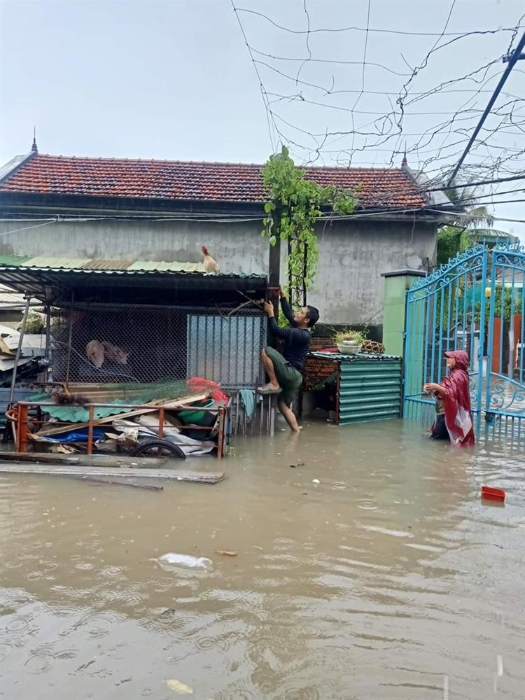 Quảng Ninh: Mưa lớn khiến nhiều tuyến đường ngập úng, quân đội phải điều xe đón học sinh 8 Quảng Ninh: Mưa lớn khiến nhiều tuyến đường ngập úng, quân đội phải điều xe đón học sinh 8