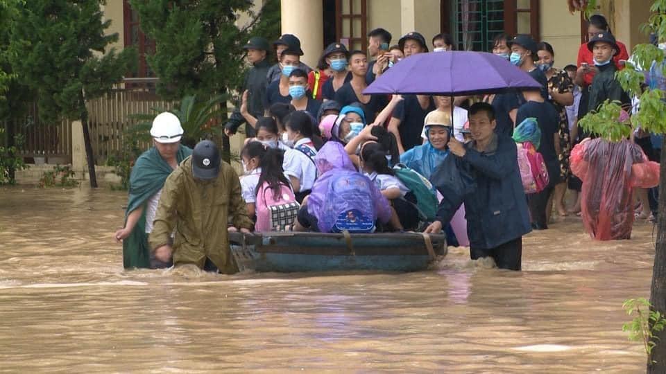 Quảng Ninh: Mưa lớn khiến nhiều tuyến đường ngập úng, quân đội phải điều xe đón học sinh 4 Quảng Ninh: Mưa lớn khiến nhiều tuyến đường ngập úng, quân đội phải điều xe đón học sinh 4