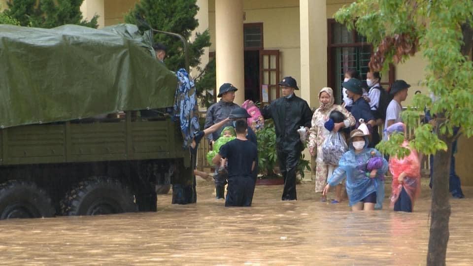 Quảng Ninh: Mưa lớn khiến nhiều tuyến đường ngập úng, quân đội phải điều xe đón học sinh 3 Quảng Ninh: Mưa lớn khiến nhiều tuyến đường ngập úng, quân đội phải điều xe đón học sinh 3