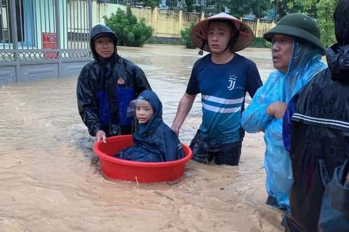 Quảng Ninh: Mưa lớn khiến nhiều tuyến đường ngập úng, quân đội phải điều xe đón học sinh 1 Quảng Ninh: Mưa lớn khiến nhiều tuyến đường ngập úng, quân đội phải điều xe đón học sinh 1