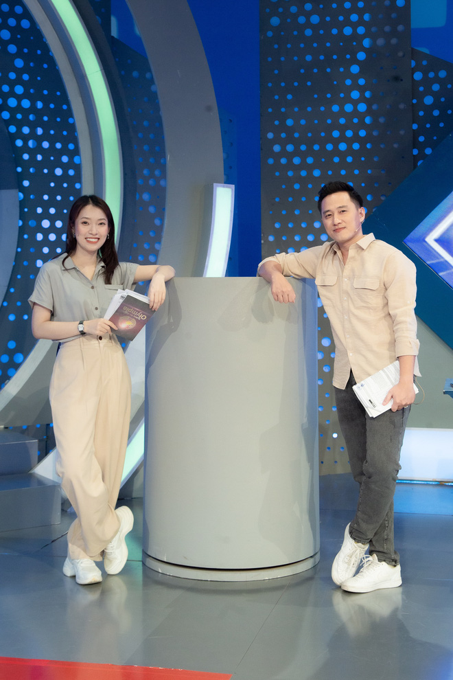 Với phong cách lẫn tự tin, thông minh, cô nàng Khánh Vy hứa hẹn sẽ trở thành MC được yêu mến bậc nhất trong chương trình Đường Lên Đỉnh Oympia. Với phong cách lẫn tự tin, thông minh, cô nàng Khánh Vy hứa hẹn sẽ trở thành MC được yêu mến bậc nhất trong chương trình Đường Lên Đỉnh Oympia.
