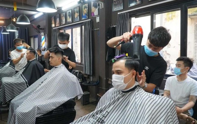 Dịch vụ cắt tóc, gội đầu có cơ hội được hoạt động trở lại sau 1/10. Ảnh minh hoạ Dịch vụ cắt tóc, gội đầu có cơ hội được hoạt động trở lại sau 1/10. Ảnh minh hoạ