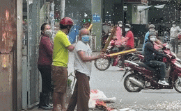 TP.HCM nới lỏng giãn cách: Người dân vui như Tết, bắn pháo giấy ăn mừng khắp phố