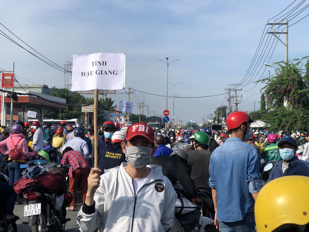 Hiện tại, TP.HCM đã tháo dỡ các chốt kiểm soát trong nội ô, chỉ duy trì 12 chốt cửa ngõ và 39 chốt giáp ranh các tỉnh lân cận, Công an TP.HCM cũng chuyển lực lượng trực chốt sang thực hiện nhiệm vụ tuần tra lưu động, kiểm soát an ninh trật tự và phòng chống dịch trong tình hình mới. Ảnh: Trí thức trẻ Hiện tại, TP.HCM đã tháo dỡ các chốt kiểm soát trong nội ô, chỉ duy trì 12 chốt cửa ngõ và 39 chốt giáp ranh các tỉnh lân cận, Công an TP.HCM cũng chuyển lực lượng trực chốt sang thực hiện nhiệm vụ tuần tra lưu động, kiểm soát an ninh trật tự và phòng chống dịch trong tình hình mới. Ảnh: Trí thức trẻ