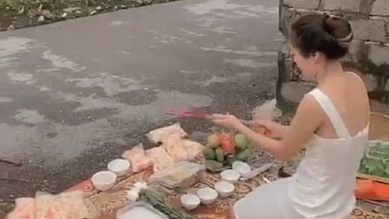 Dù nguyên nhân cụ thể vẫn chưa được làm rõ, tuy nhiên những đoạn clip trên đang được chia sẻ chóng mặt trên mạng xã hội Facebook và có nhiều bình luận trái chiều. Dù nguyên nhân cụ thể vẫn chưa được làm rõ, tuy nhiên những đoạn clip trên đang được chia sẻ chóng mặt trên mạng xã hội Facebook và có nhiều bình luận trái chiều.