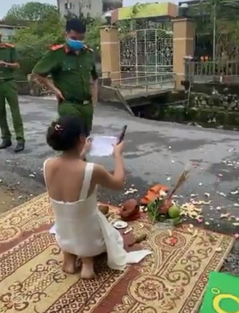 Người phụ nữ mang vàng hương tới trước nhà 'con nợ' thắp hương cúng bái khiến công an phải can thiệp Người phụ nữ mang vàng hương tới trước nhà 'con nợ' thắp hương cúng bái khiến công an phải can thiệp