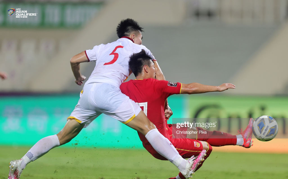 CĐV cảm thấy khó hiểu khi thầy Park không dùng Đức Huy, vì trận Úc Đức Huy được thay vào Việt Nam đá sáng hẳn. Hoàng Đức, Quang Hải sẽ dâng cao hơn, thay Thanh Bình thể hình tốt đấy nhưng nên thay Hồng Duy thì hơn vì Tiến Dũng đang đá tốt.